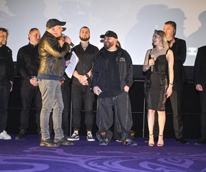 Piotr Zelt w dresie, kolorowa Maja Hirsch i Sadowska w lateksie. Tłum celebrytów na premierze