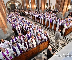 Wierni Archidiecezji Białostockiej pożegnali abp. Edwarda Ozorowskiego [ZDJĘCIA]