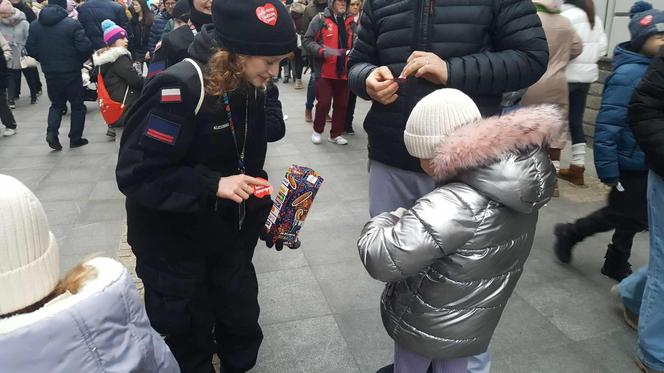 W Bydgoszczy grają razem z WOŚP. Wolontariusze, mieszkańcy i artyści działają razem, aby zebrać jak najwięcej pieniędzy 