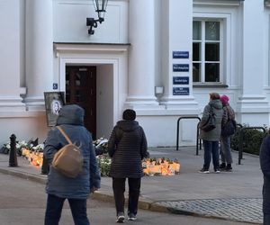 Społeczność UW pożegnała zaatakowaną pracowniczkę (8.05.2025)