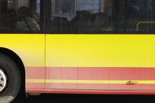 Wrocław: Potrzebowała dostać się do szpitala. Waży tyle, że mieszkania wyciągali ją strażacy, a zawiózł ją autobus MPK