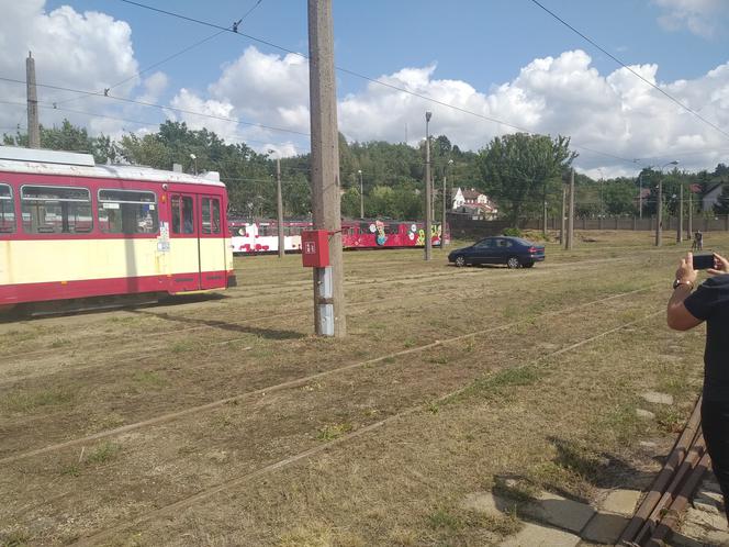 Tramwaj uderzył w samochód - piknik w MZK. 