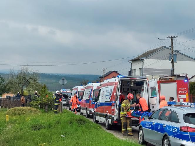 Świętokrzyskie: Sześcioletni chłopiec zginął w wypadku. Rannych pięć osób, w tym czworo dzieci