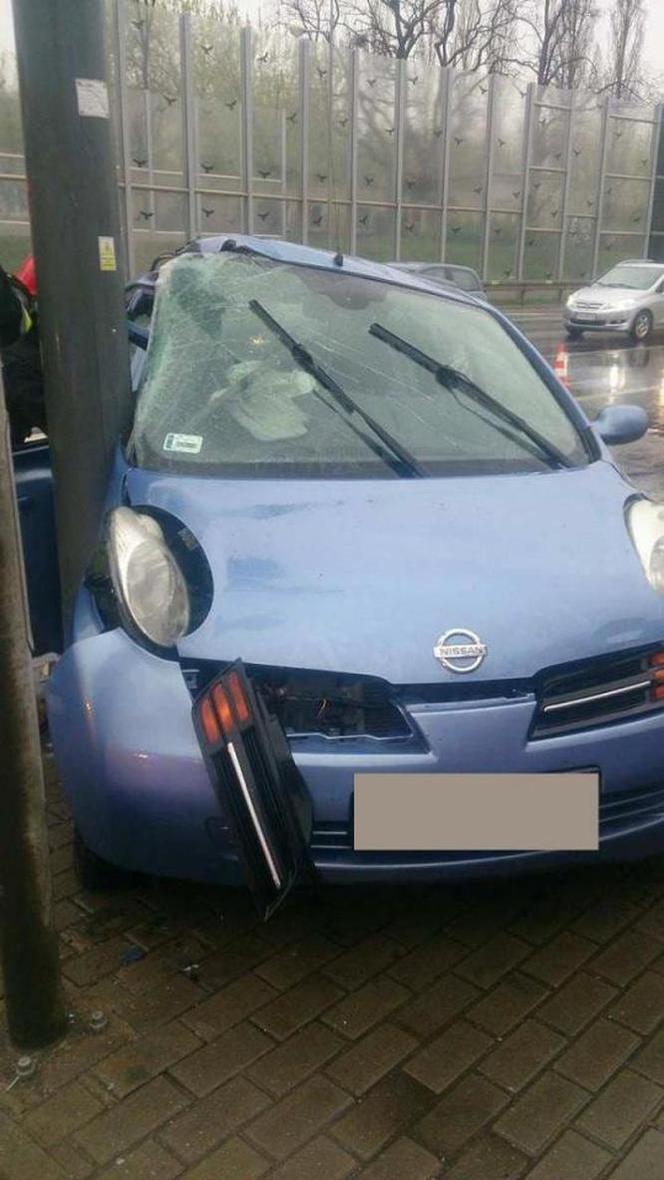 Wypadek na ul. Hlonda – nissan uderzył w słup sygnalizacji świetlnej