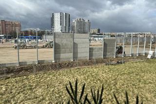 Szpecące betonowe ekrany akustyczne w Krakowie. Będą… obsadzone drzewami? ZIM komentuje