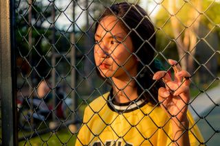 Dziewczyna kibica znów na szczycie modowych trendów. Jak tworzyć stylizacje z klubowymi koszulkami w roli głównej? 