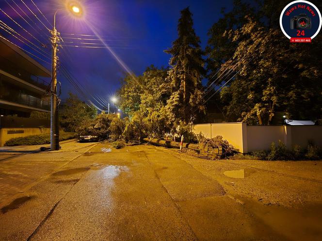 Warszawa zalana po burzy! Gigantyczne szkody na ulicach i posesjach