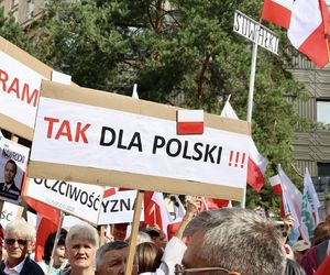 Banery na powitanie Nawrockiego 