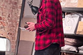 Maciej Zakościelny głaszcze kołdrę po rozwodzie