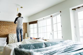Malowanie sufitu. Jak malować sufit? Poradnik DIY