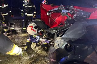 Makabryczny wypadek na DK10. Samochód rozerwany na strzępy. Kierowca nie przeżył