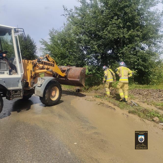 Oberwanie chmury nad Podhalem. Górskie potoki wylały. Woda wdziera się ludziom na posesje