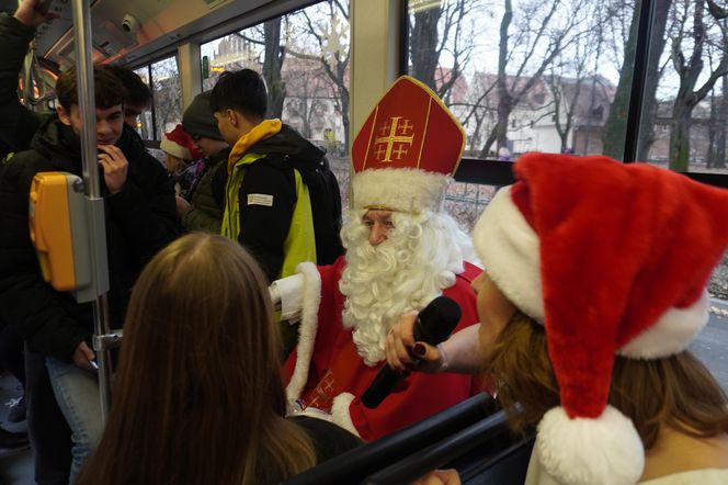 Mikołajkowy tramwaj przejechał przez Kraków