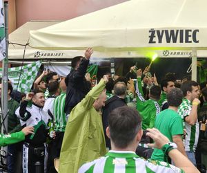 Gorąco przed finałem Ligii Konferencji we Wrocławiu. Tysiące kibiców na Rynku 