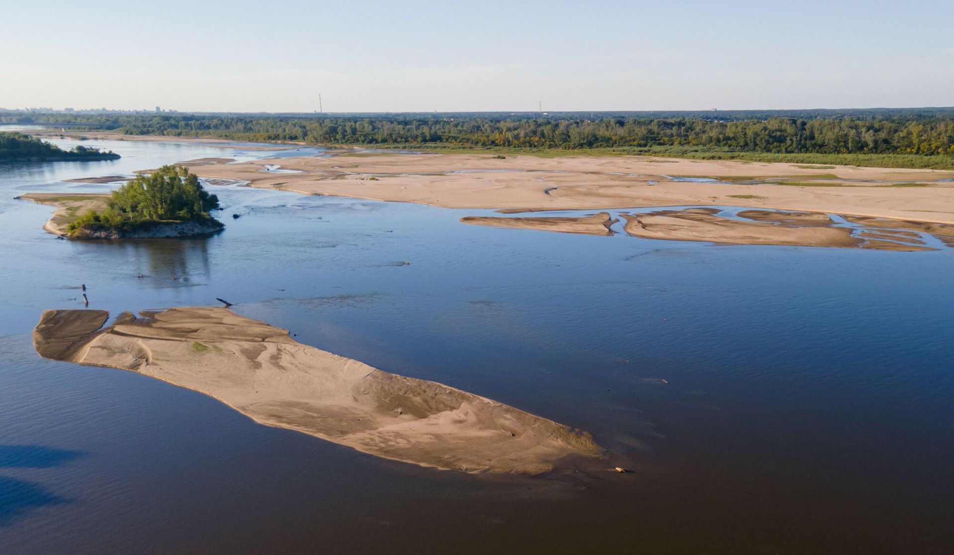 Zukizana Zakazana plaża tuż pod Warszawą zachwyca. To prawdziwy raj na ziemi ...