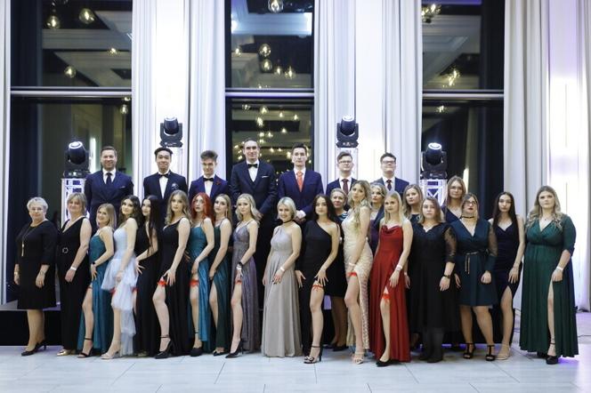Studniówka na 34. piętrze. Bal maturalny IV LO w Gdańsku [ZDJĘCIA]