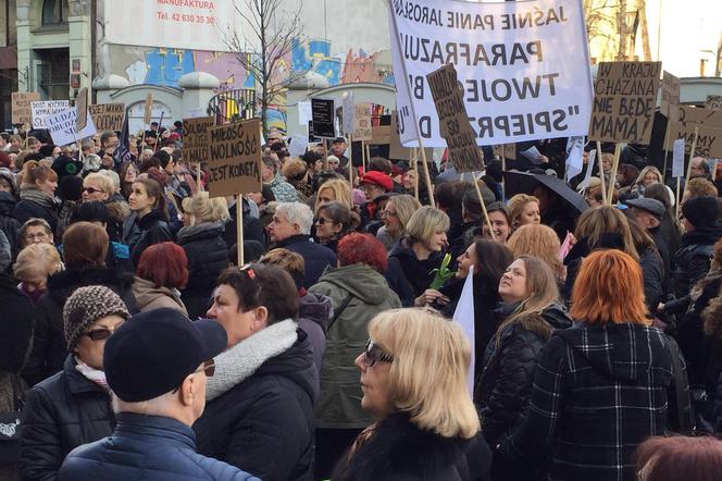 W całym kraju organizowane są też mniejsze protesty w poszczególnych miastach, w tym także w Łodzi