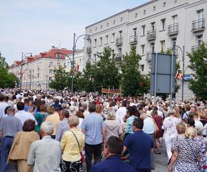 Boże Ciało 2024. Tłumy wiernych przeszły w procesji ulicami Białegostoku