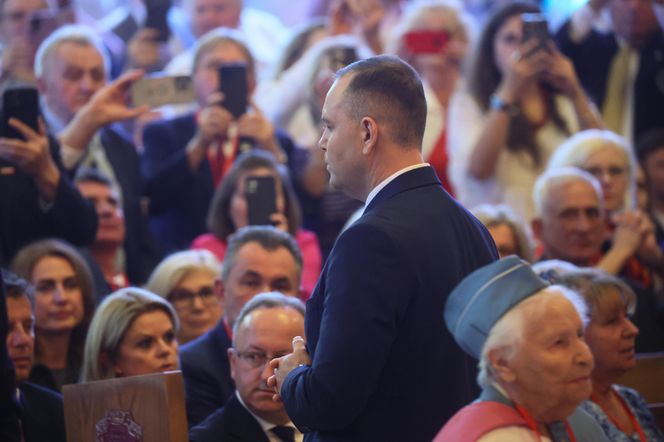 Fałszywy ksiądz zakłócił mszę z udziałem prezydenta Nawrockiego