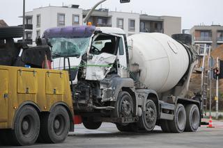 Autobus miejski zderzył się z betoniarką w Warszawie