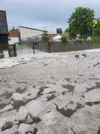 Potężna nawałnica z deszczem i gradem pod Sieradzem. 10 minut wystarczyło, by mieszkańcy mówili o "armagedonie" [ZDJĘCIA]