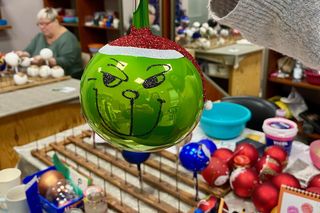 Bombka z podobizną Grincha w fabryce Bolglass