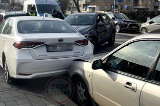 Wypożyczyli auto na minuty, rozbili cztery pojazdy i uciekli. Szuka ich policja