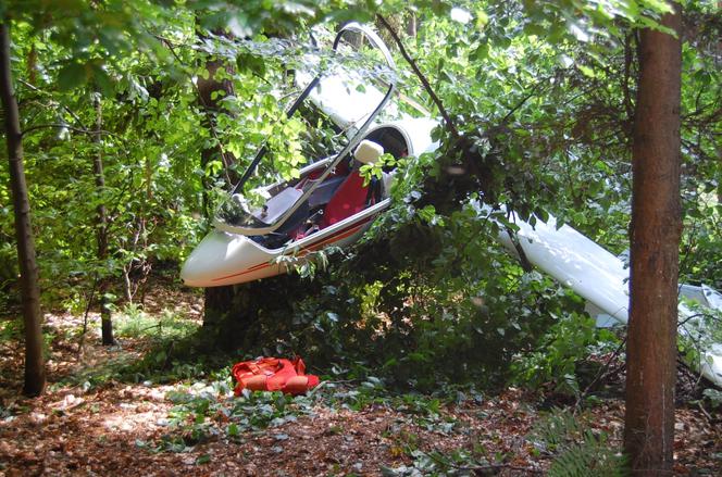 Wypadek szybowca, roztrzaskał się w lesie