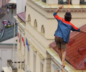   Urban Highline Festival 2023 w Lublinie. Slacklinerzy robią cuda na linach!