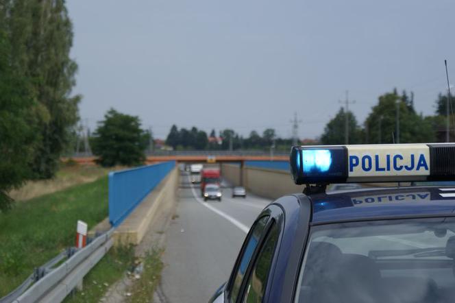 Kutno: Obrzucili samochód kamieniami z wiaduktu. Zatrzymano dwóch 15-latków