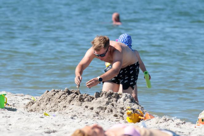 Ale mu Wesoło! Kuba Wesołowski z rodziną na plaży