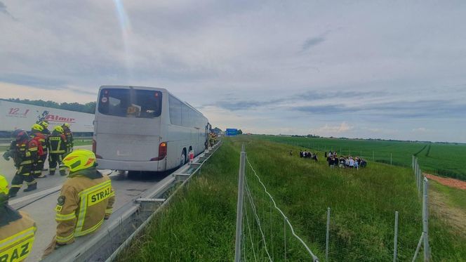 Pożar autokaru przewożącego dzieci na A4! Dramatyczne sceny pod Wrocławiem