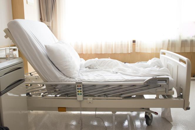 puste łóżko w szpitalu