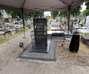 Bartuś i jego rodzice zginęli w wypadku na Węgrzech. Napis na grobowcu wyciska ostatnie łzy