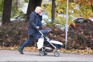 Joachim Brudziński na spacerze z wózkiem