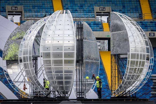 Budowa scen sylwestrowych na Stadionie Śląskim