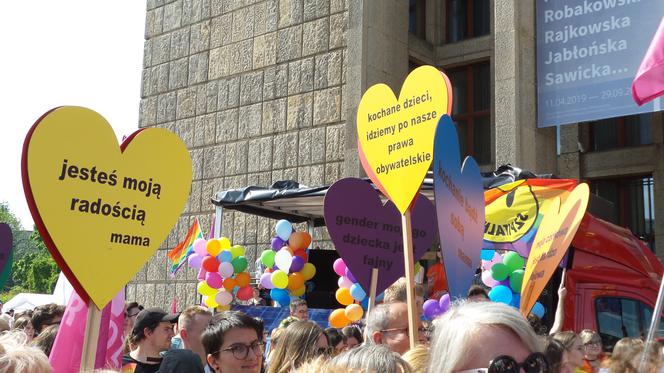 "Chcemy gorącego seksu, nie gorącej ziemi". Zobacz transparenty z Marszu Równości w Krakowie