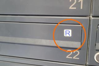Tajemnicza naklejka na skrzynce pocztowej. Co oznacza litera R? To ważna informacja