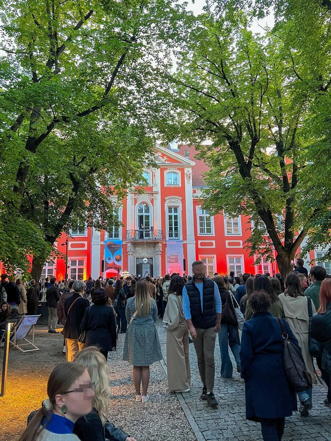 Maciej Musiał całował ukochaną na balkonie
