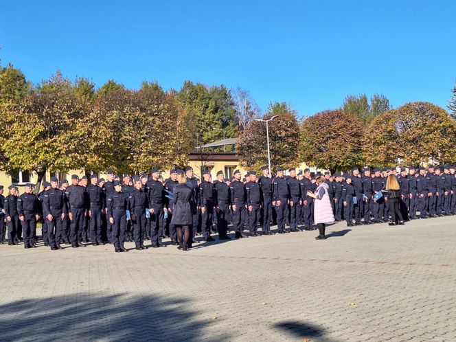 Uroczyste zakończenie szkolenia policyjnego w Katowicach. Ponad 200 nowych policjnatów