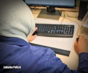 Chciał zagrać na giełdzie, poradził się fałszywego brokera. Stracił fortunę!