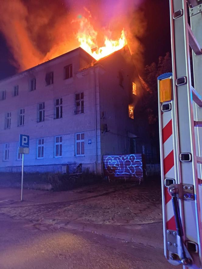   Pożar kamienicy przy ul. Warszawskiej w Olsztynie. Akcja trwała kilka godzin. Zobacz zdjęcia