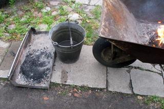 Spalanie kabli na ognisku