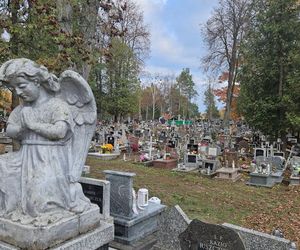 Jedyne takie miejsce na Cmentarzu Farnym w Białymstoku. Wzgórze Anielskie zachwyca 1 listopada [ZDJĘCIA]