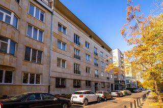 Niemiecki lowelas spraszał tu pannice, karykaturzysta podszczypywał Piłsudskiego. Przedwojenny apartamentowiec z mieszkaniami na wynajem pozostał luksusowy mimo wojny i PRL-u