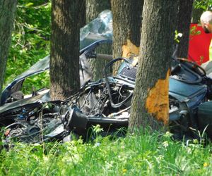 Tragiczny początek majówki na Mazowszu. Nie żyją dwie osoby. Jaguar uderzył w drzewo 