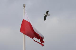 Postrzępiona flaga łopotała nad rondem Radosława. Rozdarł ją wiatr