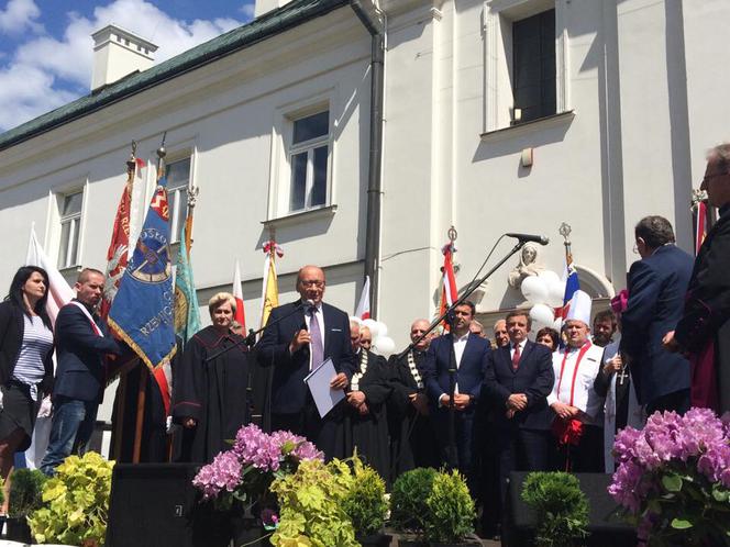 Gigantyczna kremówka papieska w Rzeszowie już rozdana!