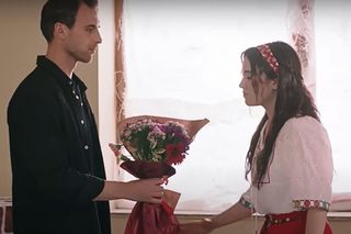 Wichrowe wzgórze. Alper z kwiatami wyznaje miłość Zeynep! Nic do ciebie nie czuję. Streszczenie 187 odcinka Rüzgârlı Tepe (05.06.2025)