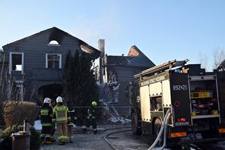 Pożar doszczętnie zniszczył dom pod Gryficami. Eksplodowały butle gazowe [ZDJĘCIA]